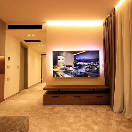 Hotel Deha & *